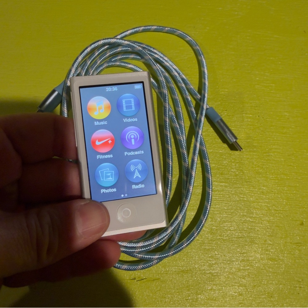 Apple Nano 7th Gen. 16GB. Silver. USB C cable.